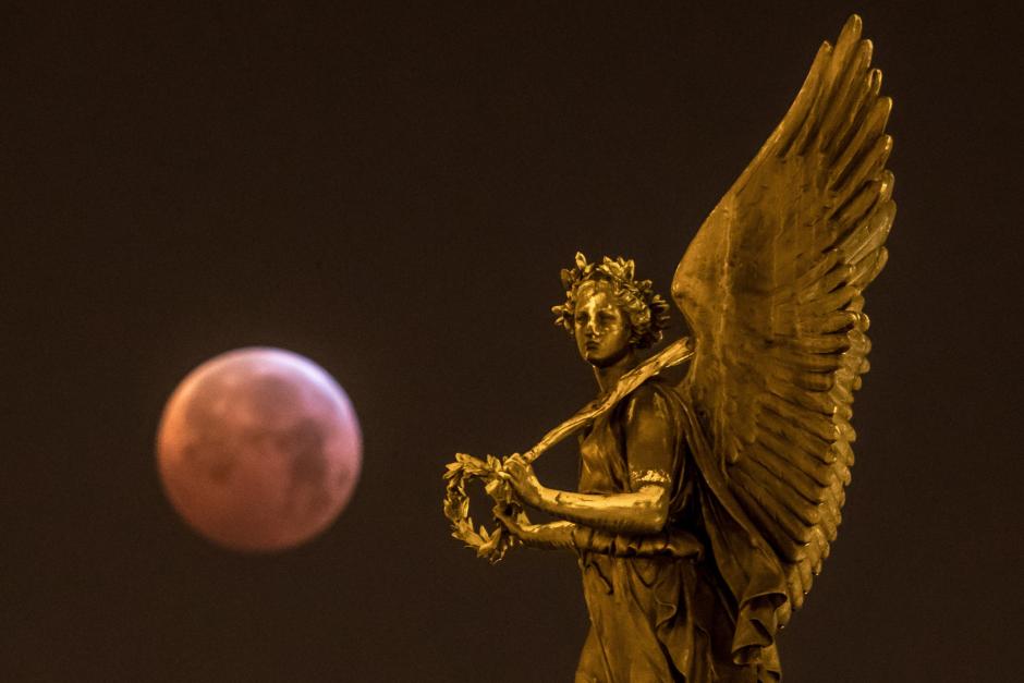 Súper luna de sangre vista desde Praga en 2019