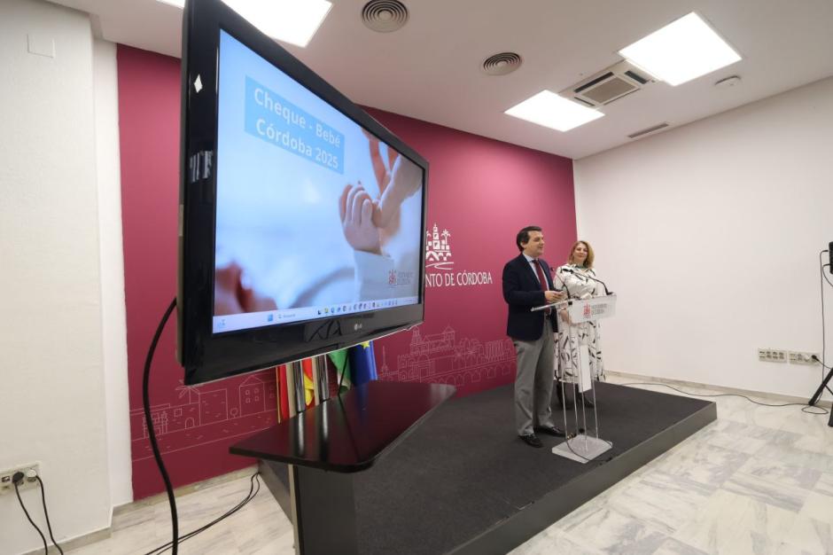 José María Bellido y Eva Contador, en la presentación del Cheque Bebé