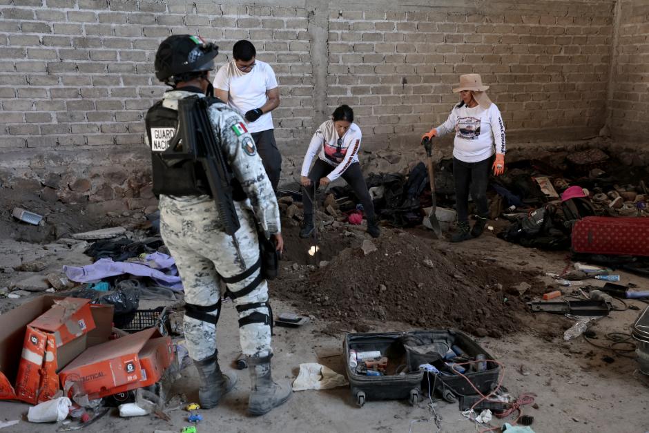 Miembros del colectivo 'Guerreros buscadores' excavan en las fosas comunes descubiertas en Jalisco, México