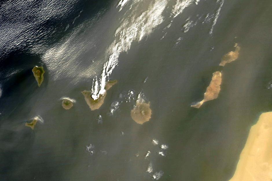 Fotografía facilitada por la NASA de la foto del archipiélago canario tomada por el satélite Terra