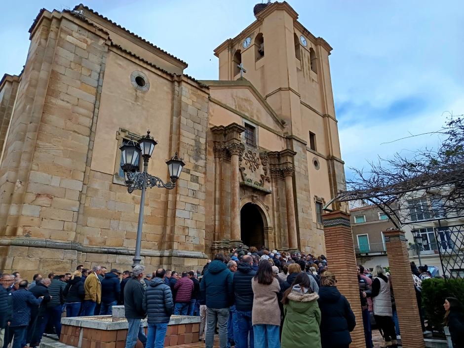 El templo parroquial se ha quedado pequeño para despedir a la educadora social