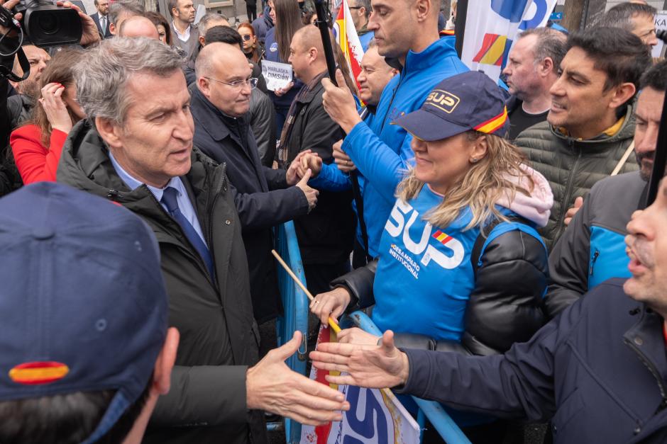 Feijóo en la concentración de policías y guardias civiles