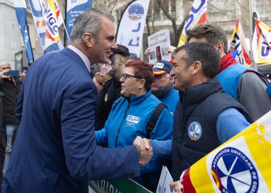 El diputado y portavoz de Vox en el Ayuntamiento de Madrid, Javier Ortega Smith, en la concentración del Congreso