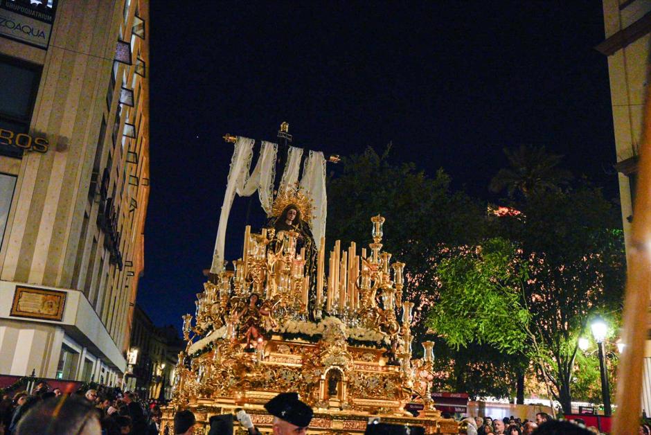 Hermandad de la Soledad de San Lorenzo a su llegada al comienzo de la Carrera Oficial, a 30 de marzo de 2024, en Sevilla