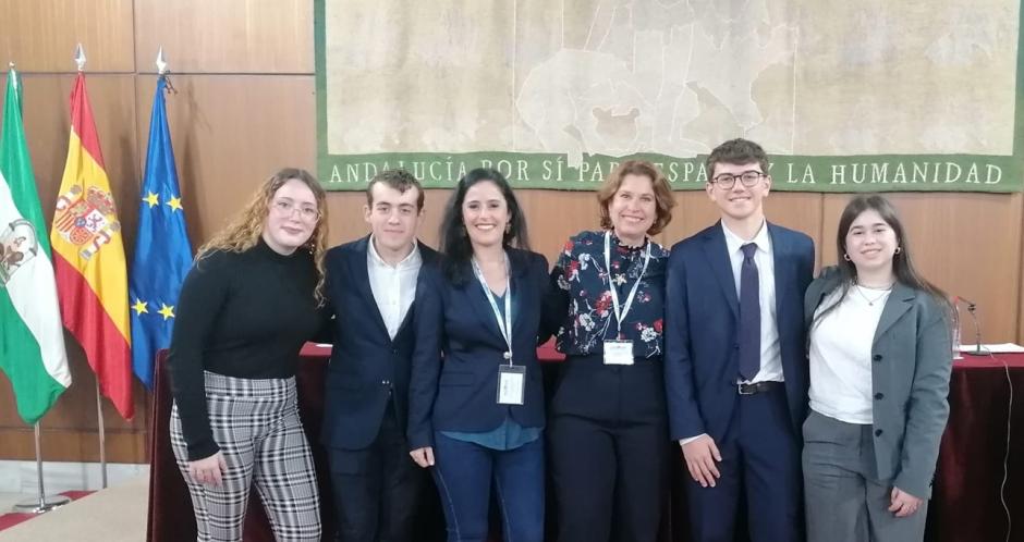 Carolina Segundo, Iván Valenzuela, Sandra Recio, María Ángeles Espejo, Alberto Serra y Daniela Lora, en el Parlamento andaluz