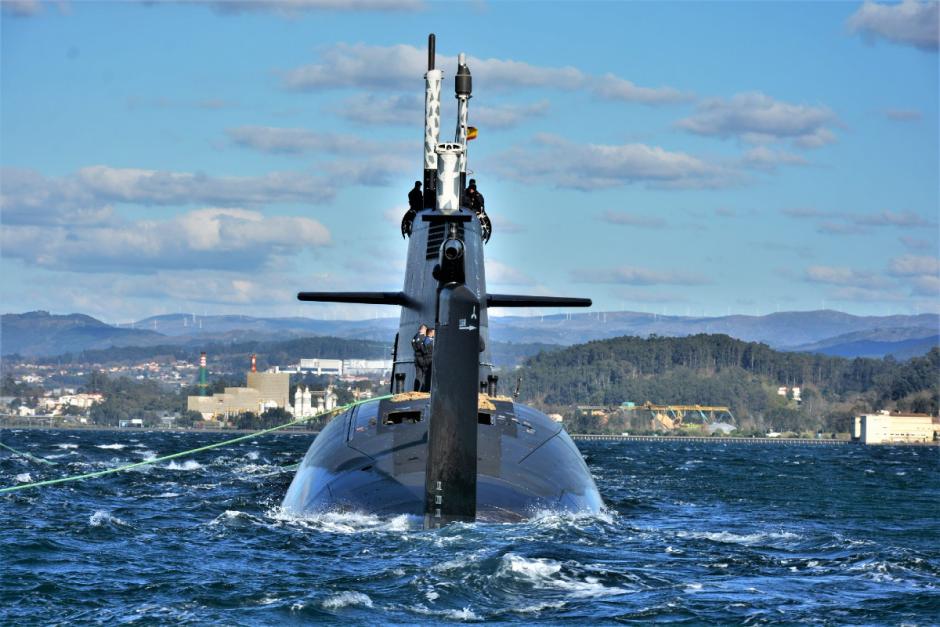 El submarino Isaac Peral atraca por primera vez en la Escuela Naval Militar. El "Isaac Peral" es un submarino de ataque de propulsión diesel-eléctrica independiente del aire (AIP), lo que le permite sumergirse durante largos períodos sin necesidad de salir a la superficie para recargar baterías o tomar oxígeno.