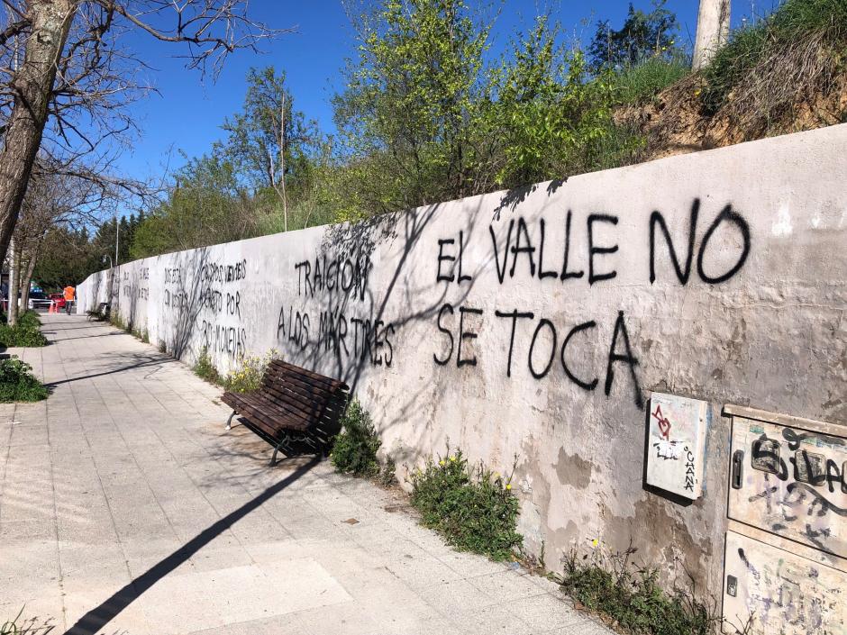 Las pintadas que han aparecido esta mañana junto a la sede de la Conferencia Episcopal