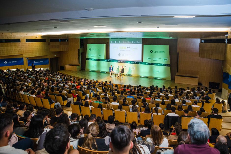 El seleccionador nacional ofreció una inspiradora charla en el campus CEU Sevilla apostando por mantener los valores y la formación