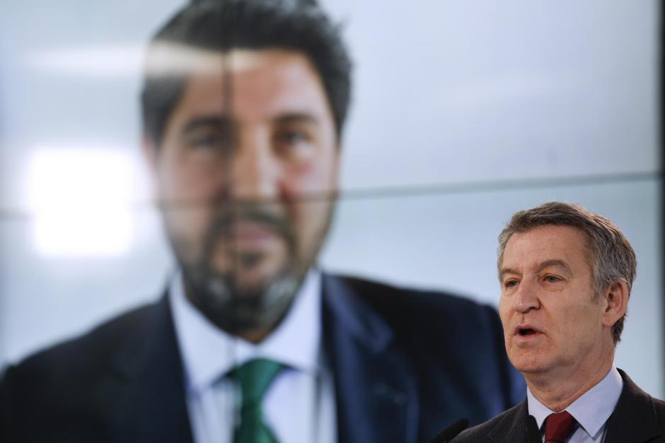 El presidente del Partido Popular, Alberto Núñez Feijóo durante un desayuno informativo con el presidente de Murcia, Fernando López Miras (en la pantalla)