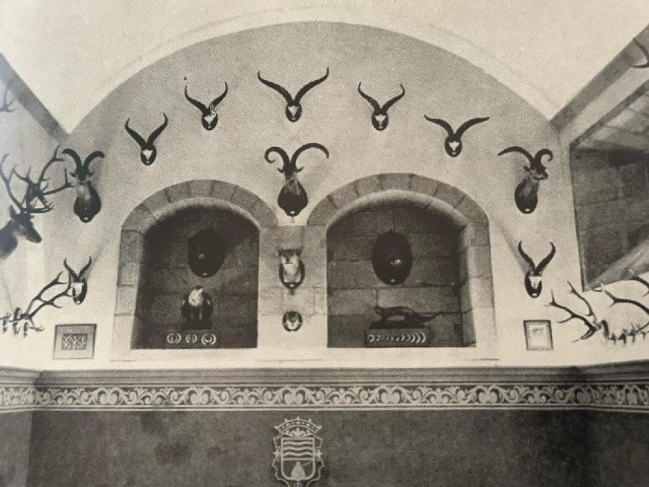 La sala de trofeos del Duque de ARION, en el palacio de la marquesa de Mirabel
