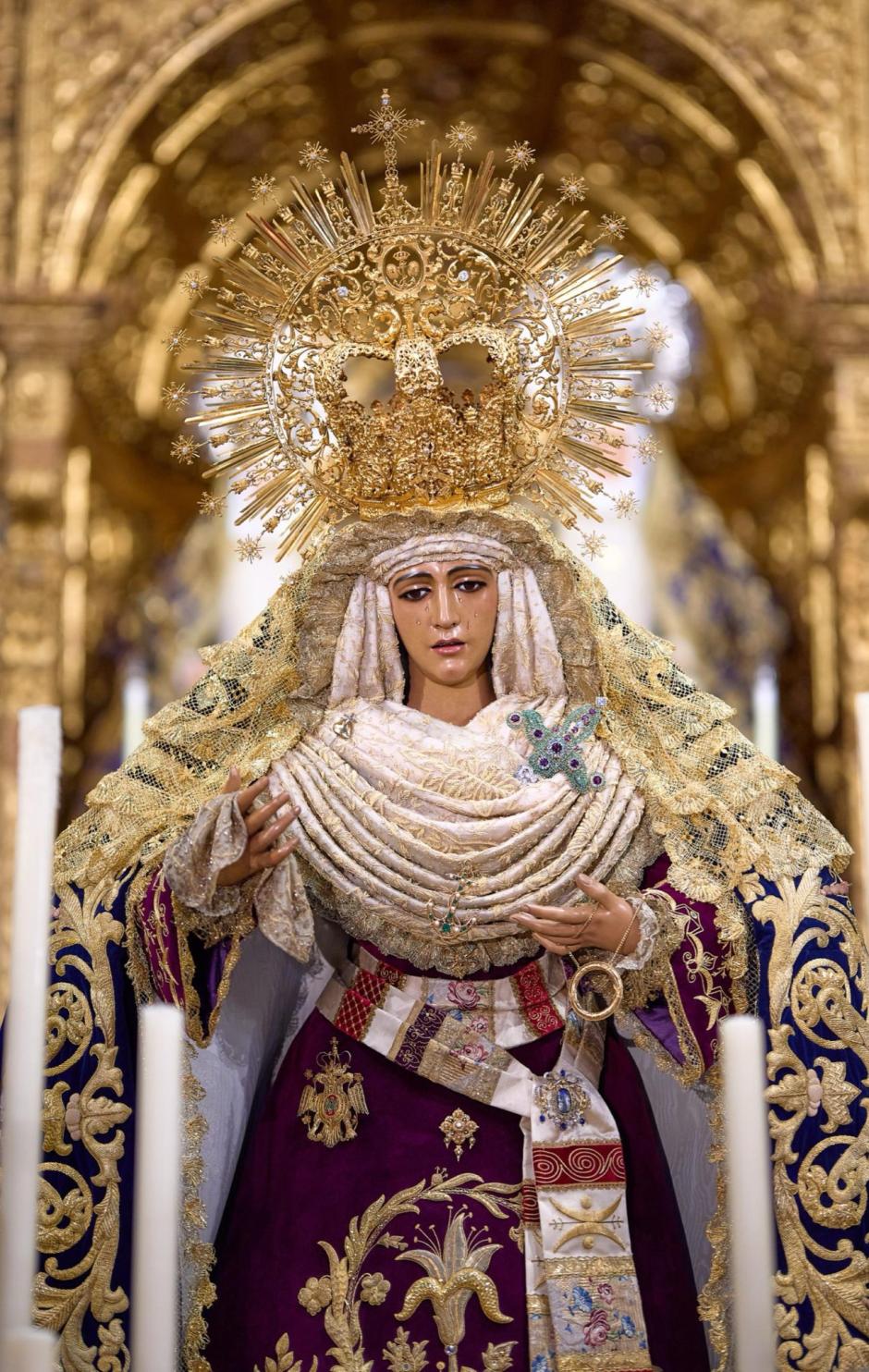 Nuestra Señora de la Esperanza porta un ancla, un salvavidas y un puñal como atributos que la identifican como Dolorosa