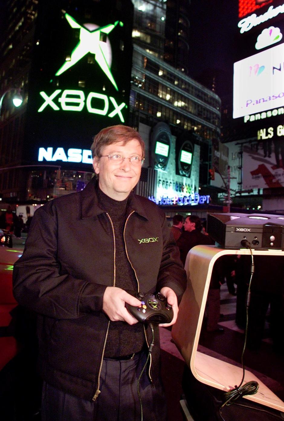 La Xbox original sale a la venta en 2001 y Bill Gates se encuentra en Times Square de Nueva York días antes de su lanzamiento