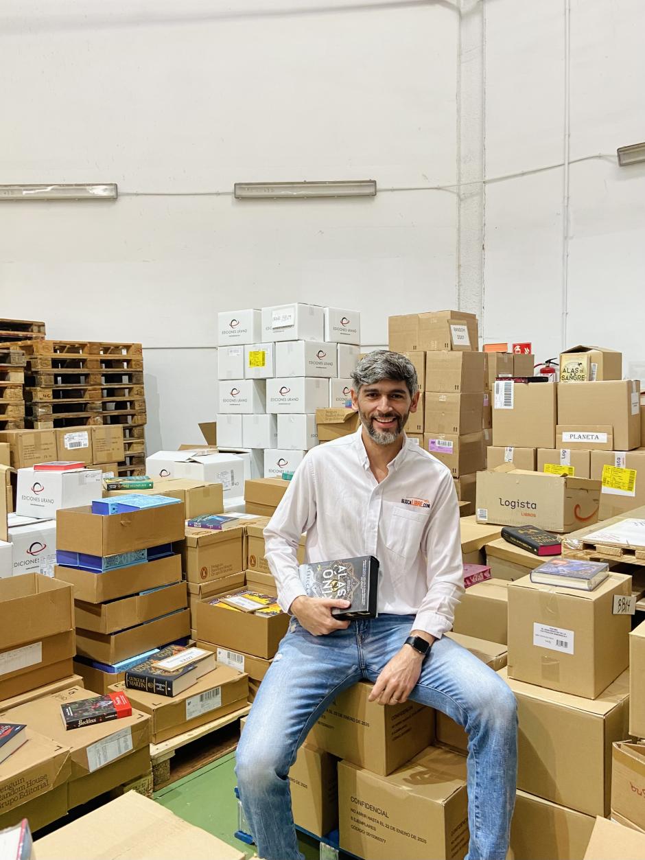 Juan José Daza, Director Comercial y de Marketing de Buscalibre en bodegas de Barcelona.