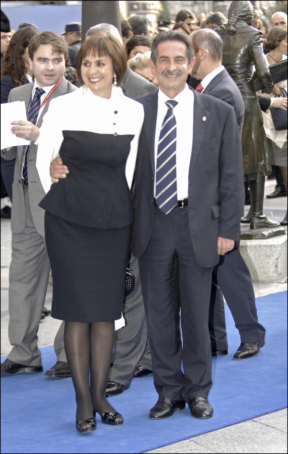 EL PRESIDENTE DE CANTABRIA MIGUEL ANGEL REVILLA Y SU MUJER AURORA DIAZ ABELLA A SU LLEGADA A LOS PREMIOS PRINCIPE DE ASTURIAS 2008
JJS/©KORPA
24/10/2008
OVIEDO
2008 Principe de Asturias Awards
Pictured: Miguel Angel Revilla and Aurora Diaz Abella