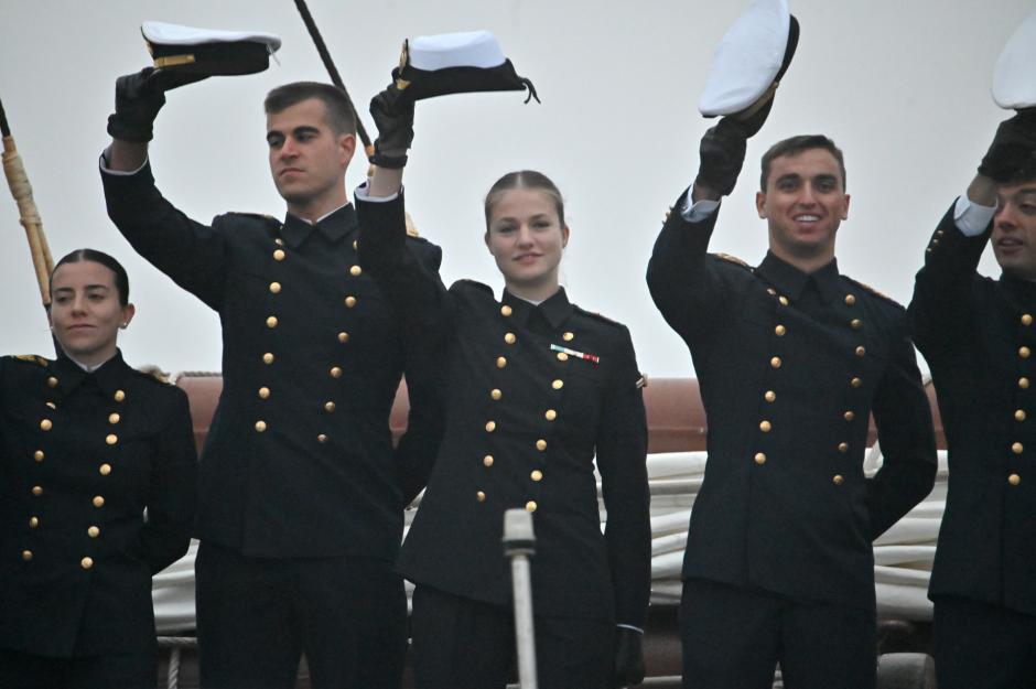 La Heredera de la Corona saluda a su llegada a Valparaíso junto a sus compañeros