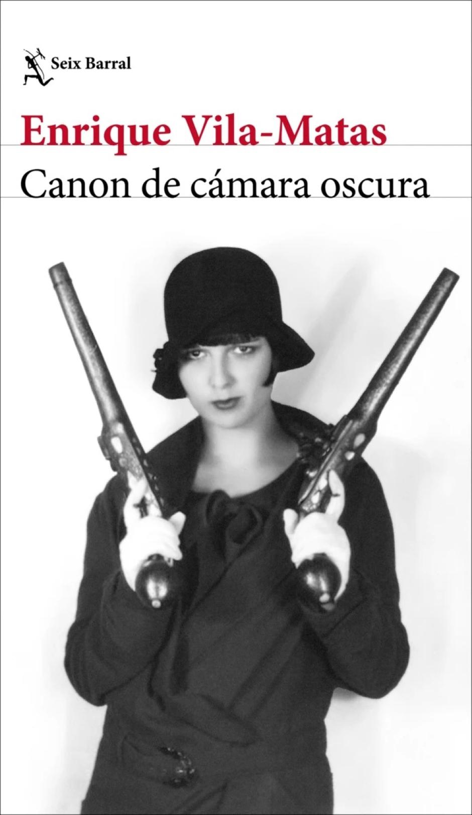 Novela un tanto inclasificable. Lo último de Enrique Vila-Matas Canos de cámara oscura es la historia de Vidal Escabia, quien selecciona 71 libros en su casa para elaborar un canon. Hasta ahí todo en orden, dentro de lo inesperado de la propuesta. La historia da un giro cuando empiezan a surgir dudas respecto al protagonista: ¿Es un hombre desesperado por la ausencia de su hija, o es un androide modelo Denver-7 diseñado para pasar por humano e infiltrarse en la sociedad barcelonesa?