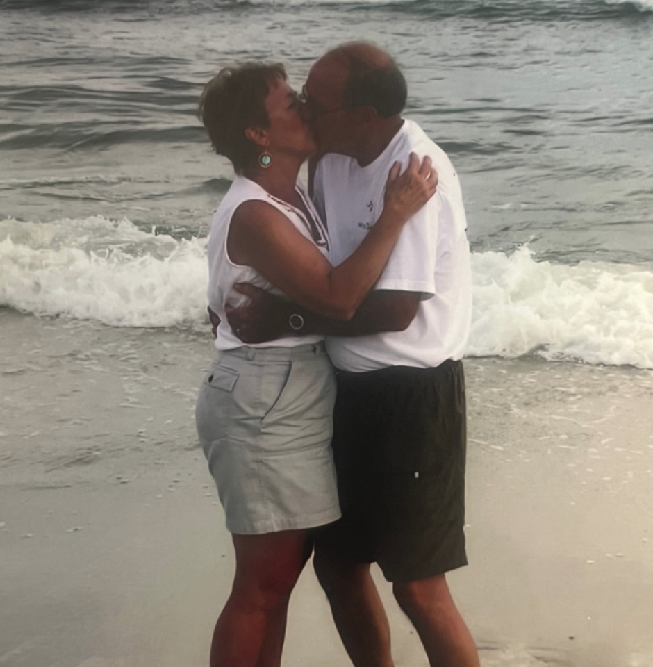 Los abuelos Jim y Kay expresando su amor de mayores