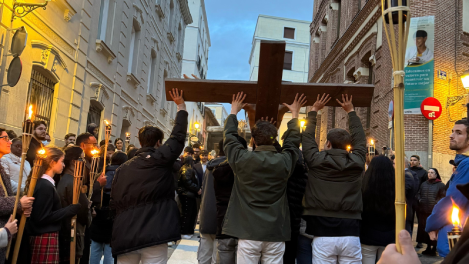 Los jóvenes portaron la cruz durante casi dos horas