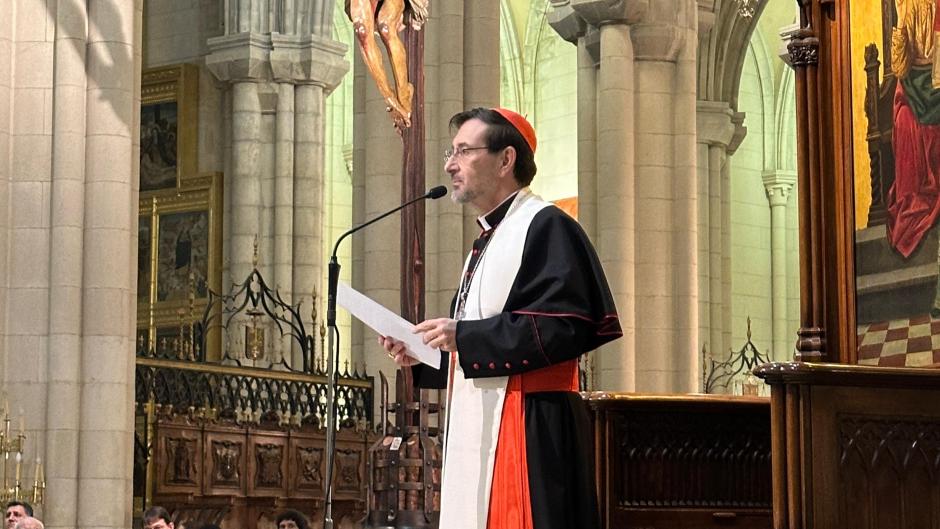 El cardenal Cobo, al término del recorrido, se dirige a los jóvenes en la Almudena