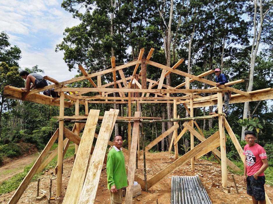 Los voluntarios emplean madera para levantar los oratorios