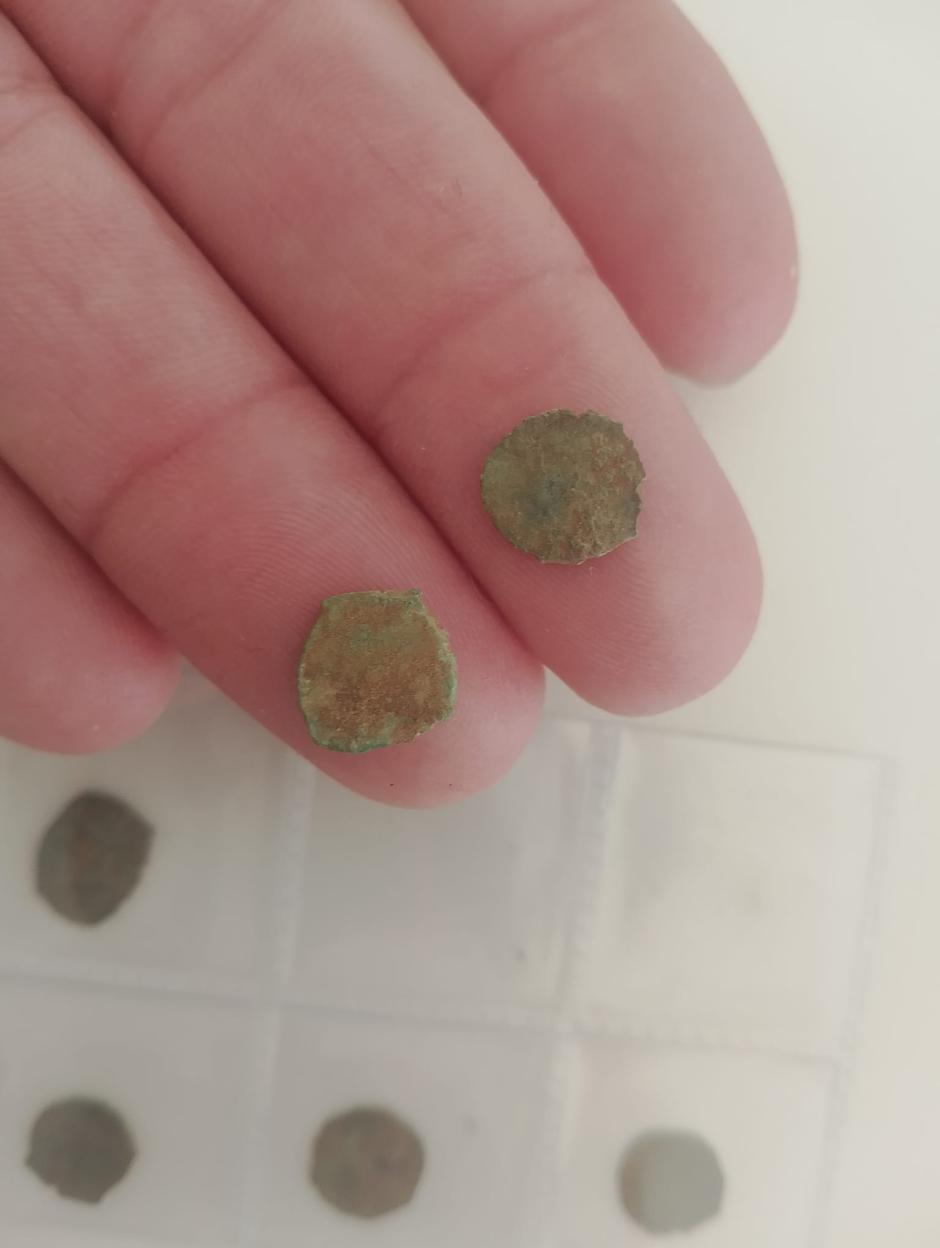 Monedas sin acuñar de un taller de falsificación de finales del siglo XVII encontradas en las Islas Columbretes, Castellón