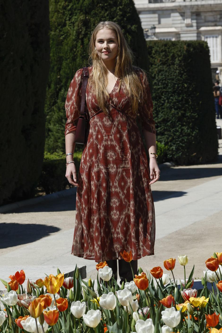 MADRID, 07/04/2025.- La princesa de Orange, heredera al trono de los Países Bajos, ha inaugurado este lunes el nuevo jardín de tulipanes, situado en la Plaza de Oriente de Madrid, que ha donado a la ciudad como gesto de agradecimiento por la hospitalidad recibida durante su estancia en la capital española en un periodo excepcional. EFE/Chema Moya
