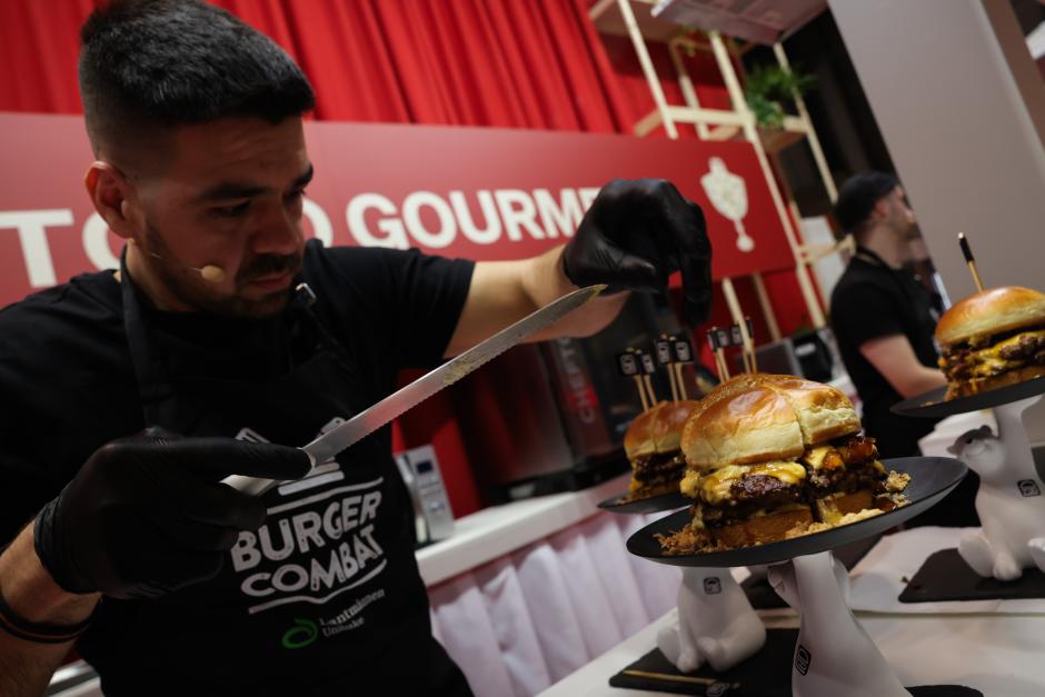 Manuel Andrés Pérez, del restaurante Bedia Batzoki Berria, se ha alzado con el primer premio del 5º Burger Combat,