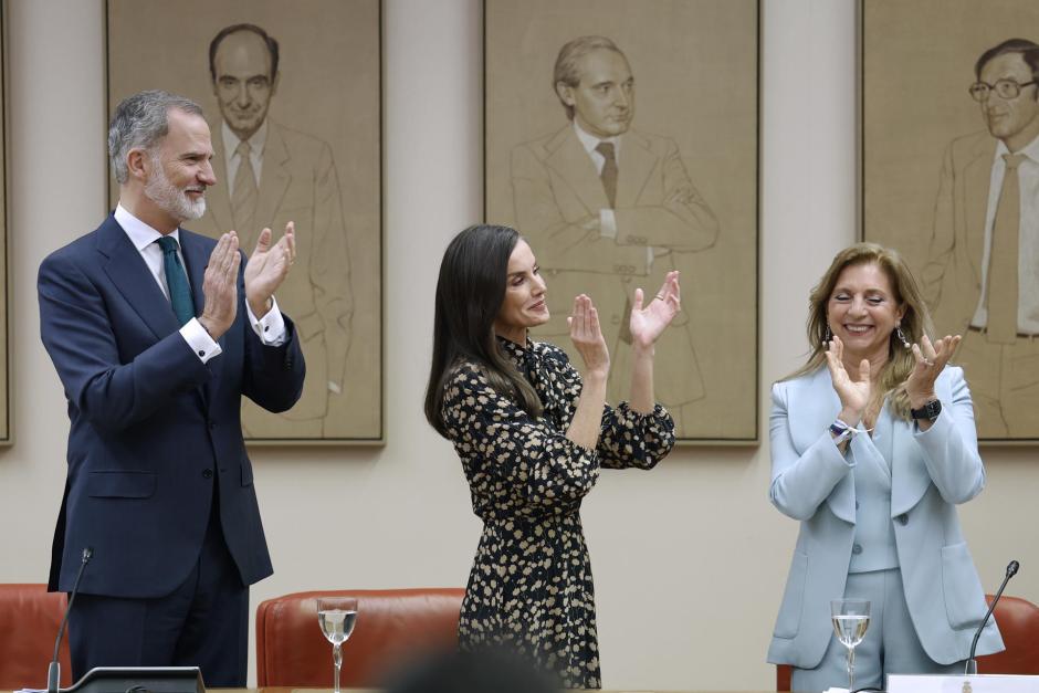Los Reyes, con la presidenta del Consejo Estatal del Pueblo Gitano, Carmen Santiago, en el Congreso