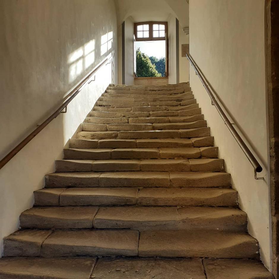 Una de las emblemáticas escaleras que marcaron a Coco Chanel