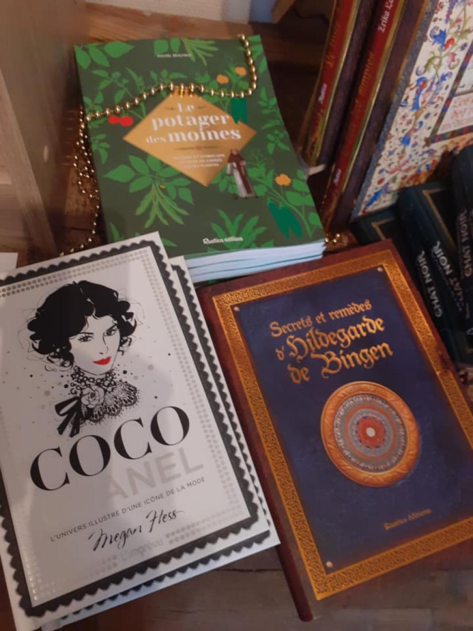 En la tienda del monasterio se pueden adquirir biografías de Coco Chanel