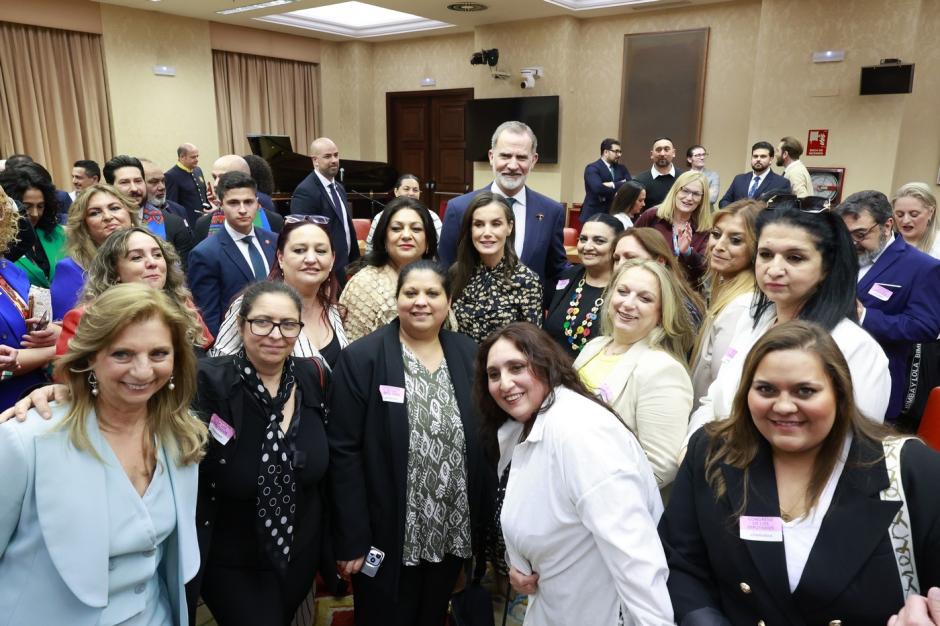 Los Reyes, con asistentes al acto del Día del Pueblo Gitano en el Congreso de los Diputados