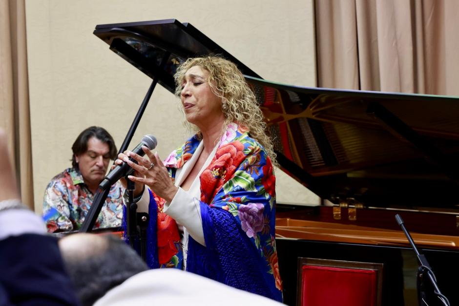 Interpretación del himno “Gelem, Gelem” por Esperanza Fernández, acompañada por Pedro María Peña con la guitarra y Dorantes al piano
