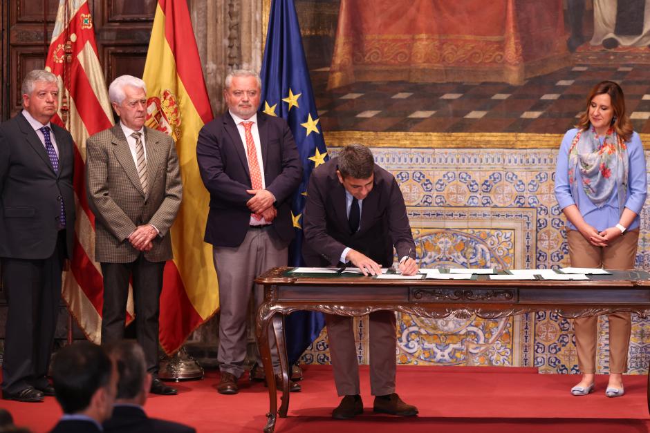 Carlos Mazón, firmando el I Pacto del Agua sobre la Albufera de Valencia