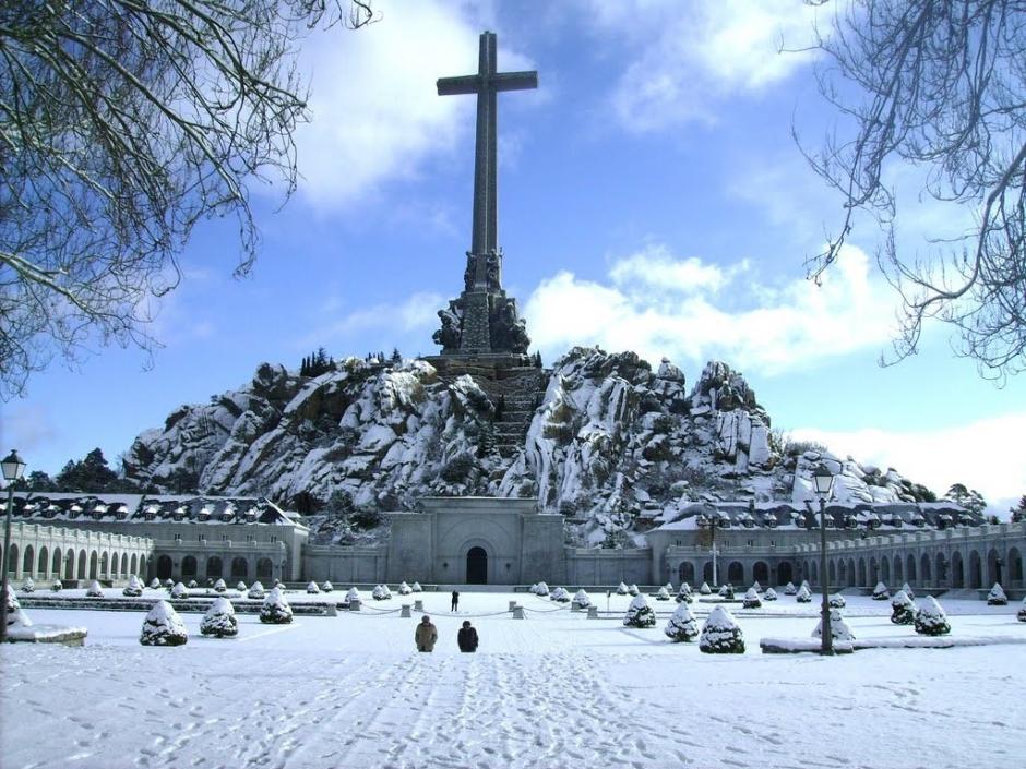 La explanada frente a la hospedería, cubierta de nieve