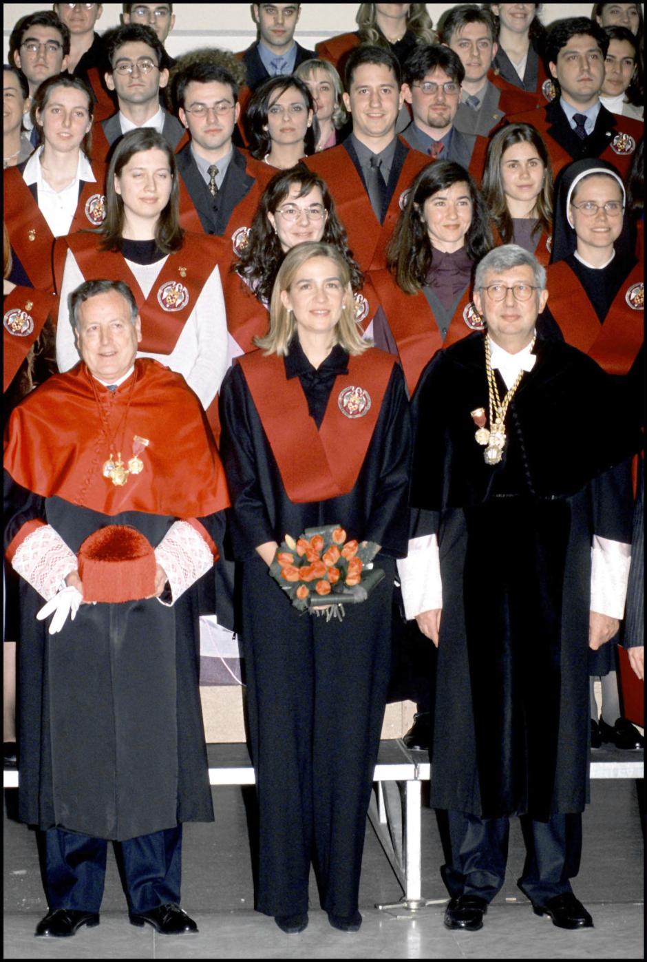 LA INFANTA CRISTINA DE BORBON ( CON UNA BECA DE ESTUDIANTE ) , EL ALCADE DE MADRID , JOSE MARIA ALVAREZ DEL MANZANO Y EL RECTOR DE LA UINIVERSIDAD , RAFAEL PUYOL DURANTE UN ACTO DE GRADUACION DE LA UNIVERSIDAD COMPLUTENSE DE MADRID
PP /© KORPA
09/03/2001
MADRID *** Local Caption *** THE CRISTINA DE BORBON DURING AN ACTO OF GRADUATION OF THE COMPLUTENSE OF MADRID