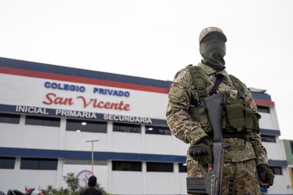 Un militar ante el colegio privado San Vicente de Lima