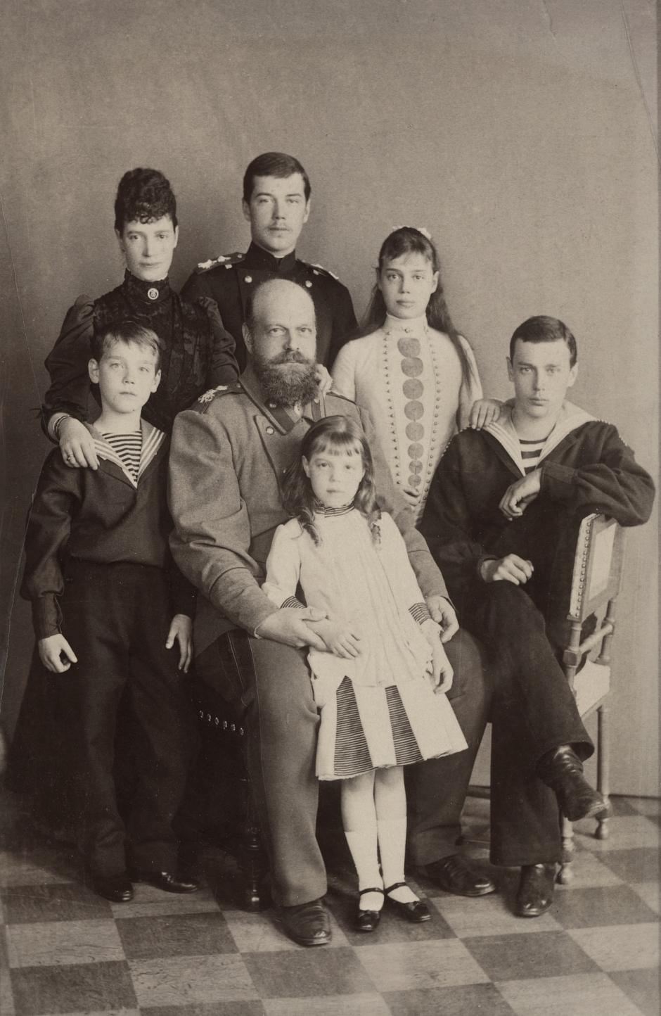 El Gran Duque Miguel (extrema izquierda) con sus padres y hermanos