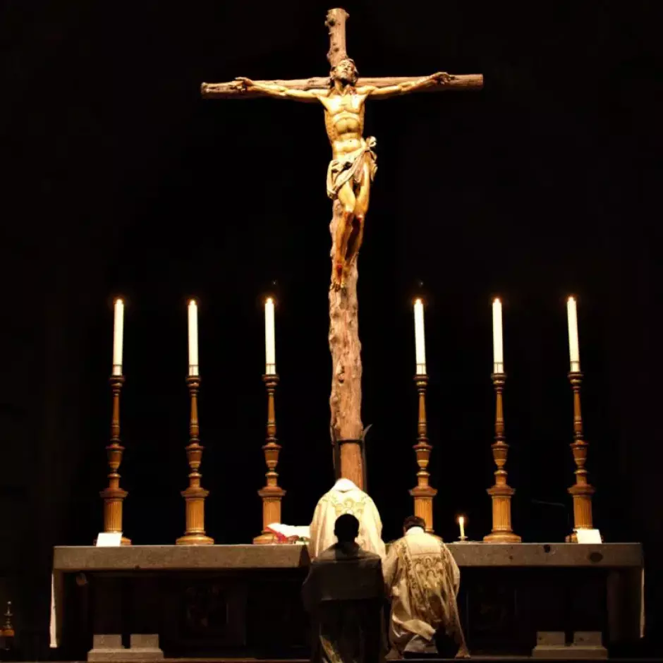 El momento de la consagración en la misa de la basílica del Valle de los Caídos