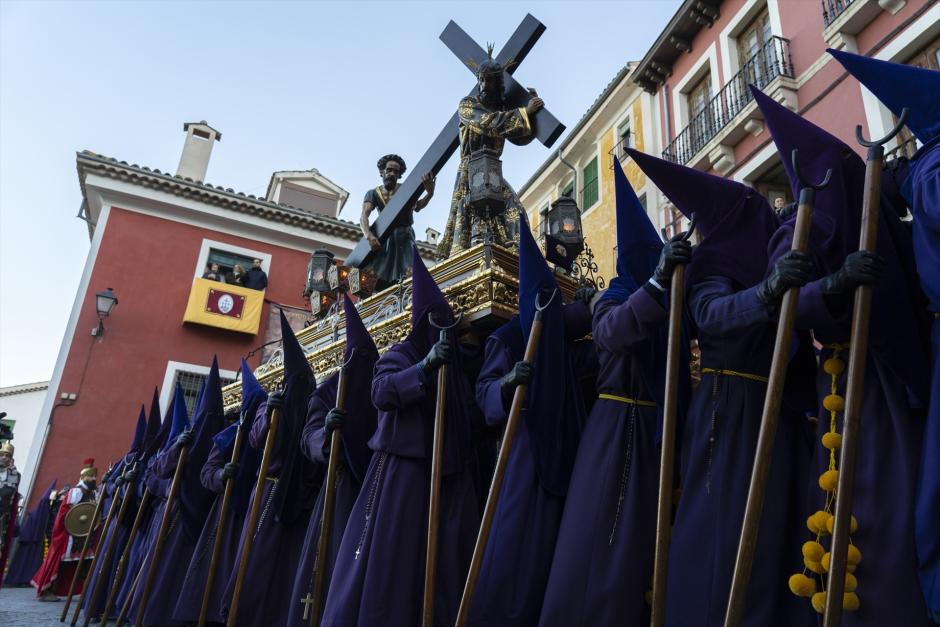 El paso del Nazareno durante la procesión del Calvario el Viernes Santo en Cuenca, a 6 de abril de 2023, en Cuenca, Castilla-La Mancha (España). La procesión comienza a las 05:30 horas desde la Iglesia Parroquial de El Salvador con ‘Las Turbas’, clarines y tambores que esperan al Nazareno para iniciar su camino hacia la Crucifixión. Tras él Nazareno, sale la Venerable Hermandad de San Juan Apóstol Evangelista y la Hermandad de Nuestra Señorial de La Soledad de San Agustín que cierra el cortejo procesional. Durante el día salen otras procesiones que forman parte de la Semana Santa conquense, declarada de Interés Turístico Internacional.
Lola Pineda / Europa Press
07 ABRIL 2023;SEMANA SANTA;PROCESIONES;CALVARIO;PASIÓN;RELIGIÓN;SOCIEDAD;CATÓLICA;CATOLICISMO;CRISTIANO;CRISTIANISMO
07/4/2023