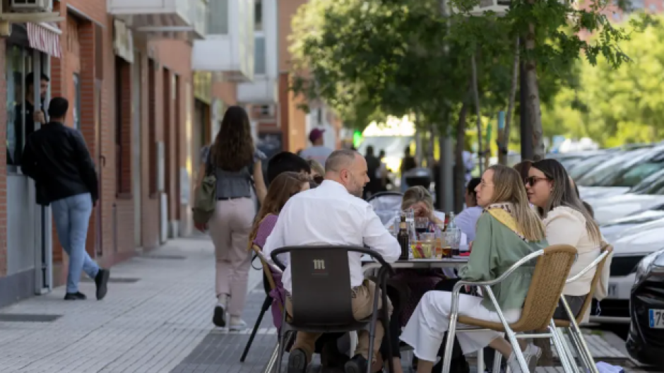 Un grupo de personas en una terraza de un bar en Madrid