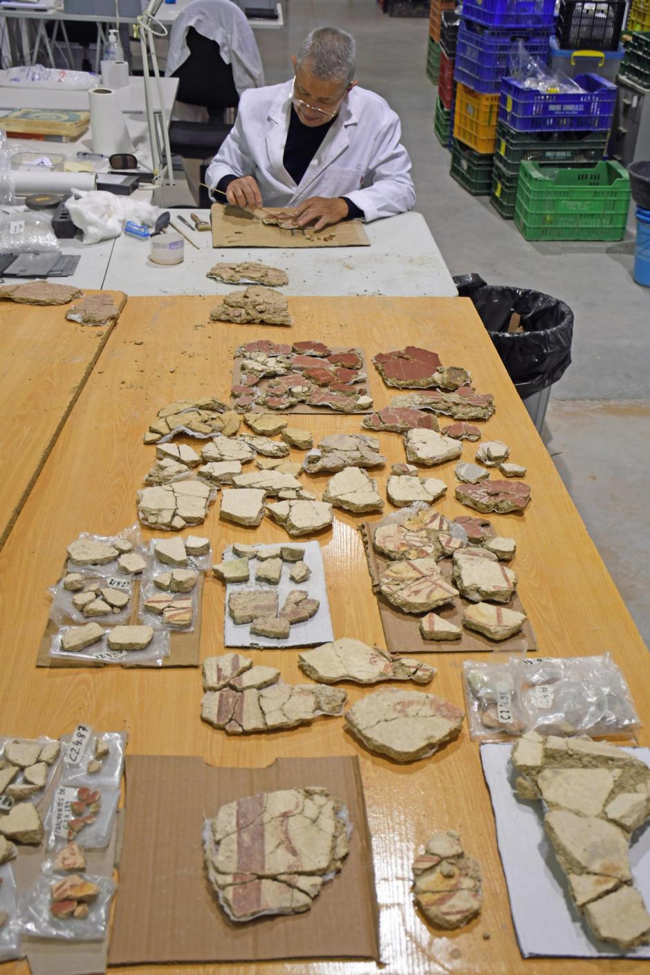 Las excavaciones arqueológicas en la villa romana de Barberes Sur, en La Vila Joiosa (Alicante), han sacado a la luz más de 4.000 fragmentos de las pinturas