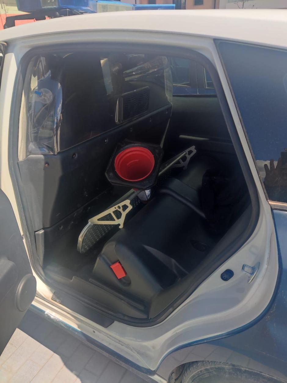 Coche patrulla con elementos de los VIDOC