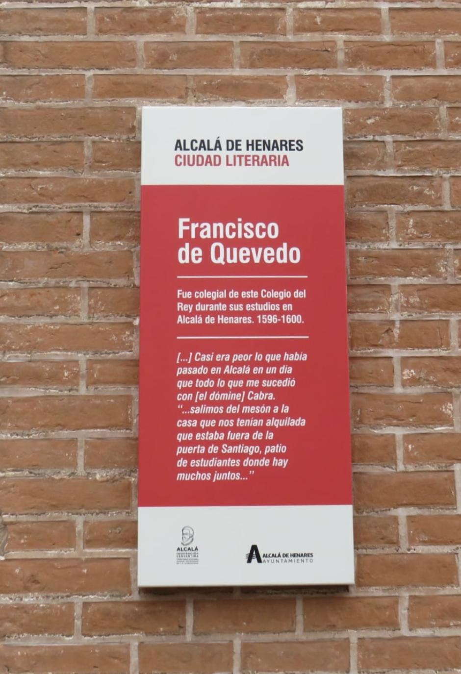 Placa sobre Francisco de Quevedo en el Colegio del Rey en Alcalá de Henares