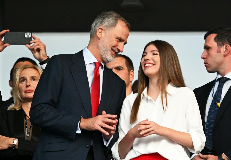 La Infanta Sofía con su padre, el Rey, en un partido de fútbol, el pasado verano en Alemania