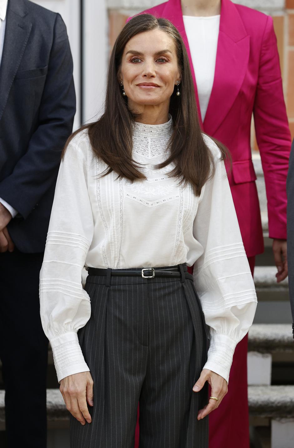 La Reina Letizia optó por un look working girl con pantalones de sastre y camisa con bordados