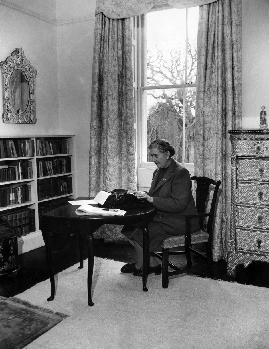 Agatha Christie, trabajando con una máquina de escribir en marzo de 1946 en Greenway House (Devonshire)
