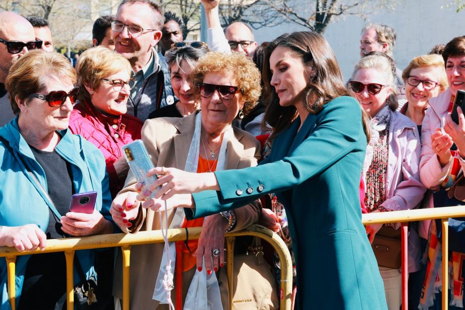 La Reina saluda al público que esperaba su llegada en León