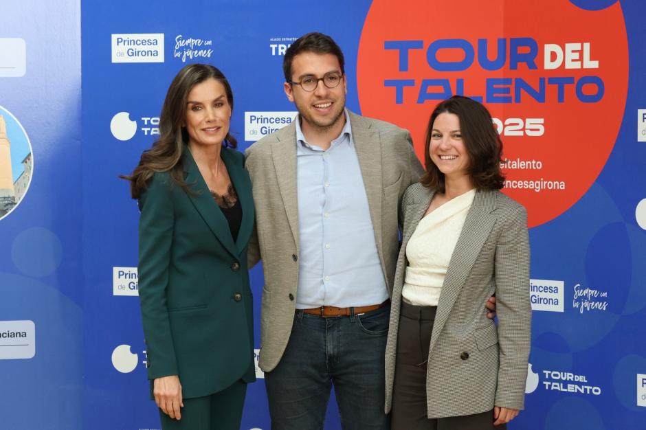 Doña Letizia con el ganador del premio, Andreu Dotti, y su acompañante