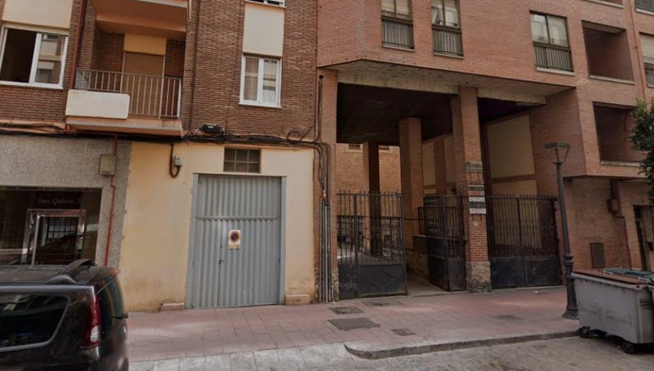 Pórtico de entrada a la escondida primera plaza de toros de Valladolid, en la calle San Quirce