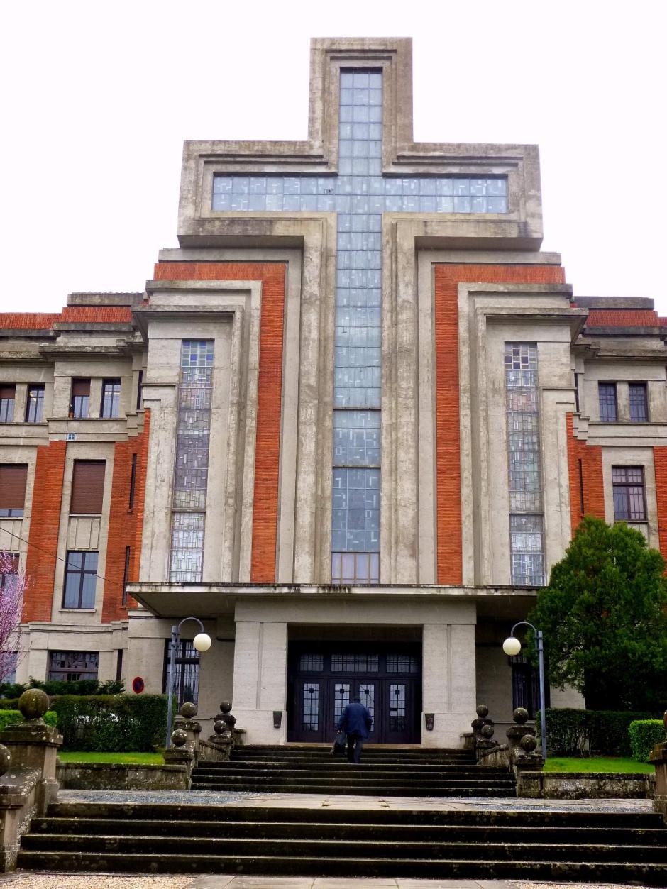 Fachada principal del Seminario de Pamplona, construida entre 1931 y 1936